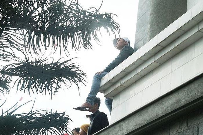 Biển người rước kiệu Bà Thiên Hậu, tranh nhau trèo lên mái nhà