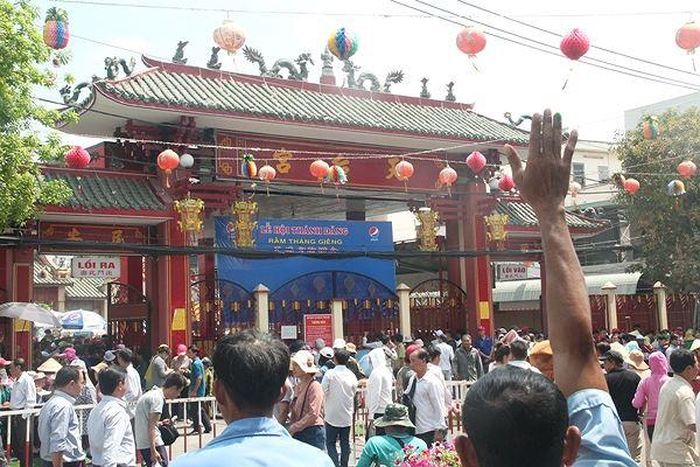 Biển người rước kiệu Bà Thiên Hậu, tranh nhau trèo lên mái nhà
