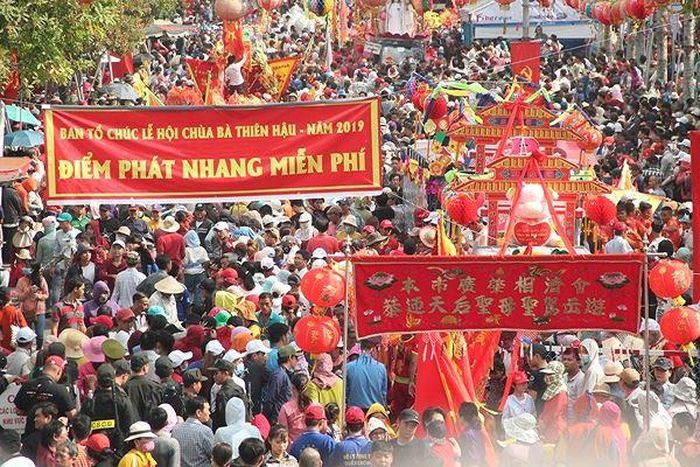 Biển người rước kiệu Bà Thiên Hậu, tranh nhau trèo lên mái nhà
