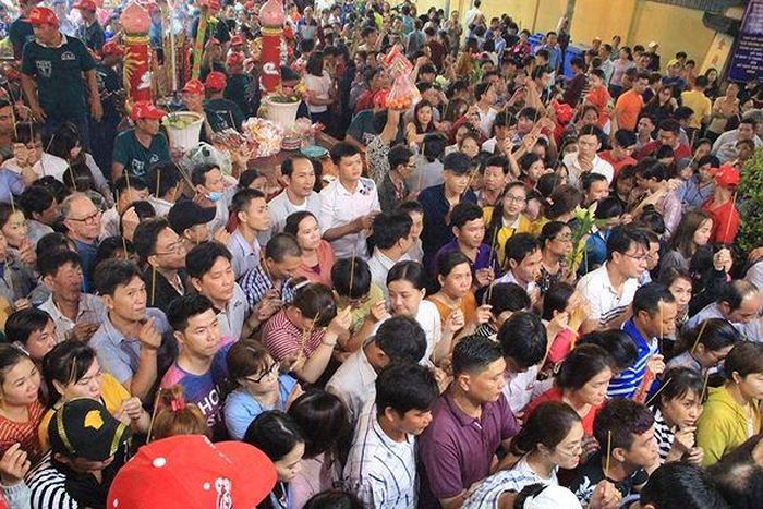 Biển người rước kiệu Bà Thiên Hậu, tranh nhau trèo lên mái nhà