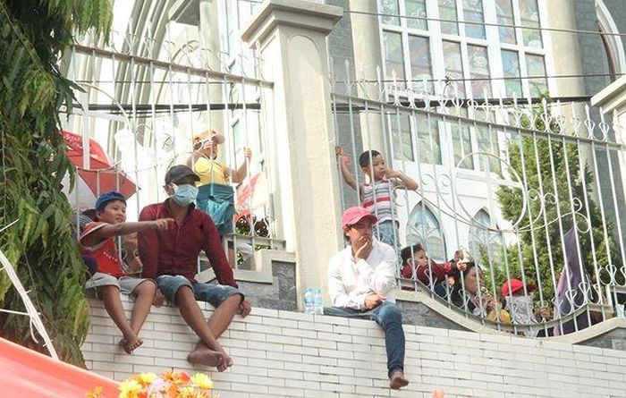 Biển người rước kiệu Bà Thiên Hậu, tranh nhau trèo lên mái nhà