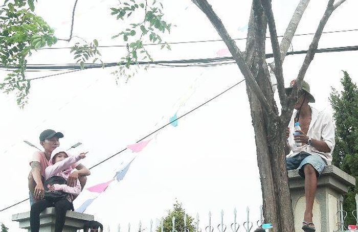 Biển người rước kiệu Bà Thiên Hậu, tranh nhau trèo lên mái nhà