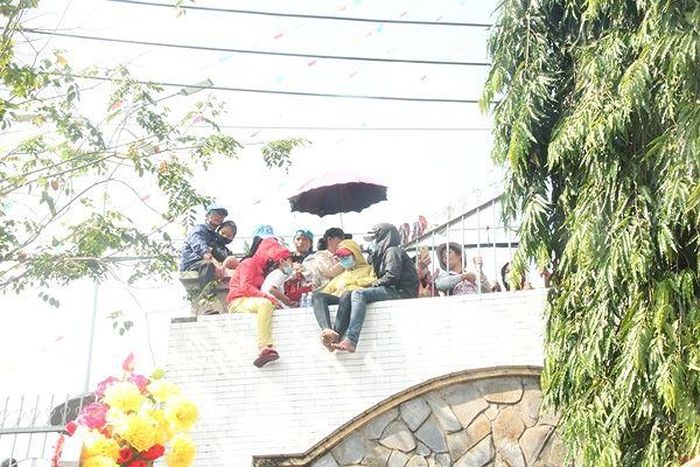 Biển người rước kiệu Bà Thiên Hậu, tranh nhau trèo lên mái nhà