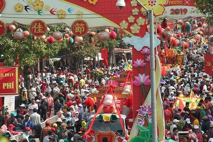Biển người rước kiệu Bà Thiên Hậu, tranh nhau trèo lên mái nhà