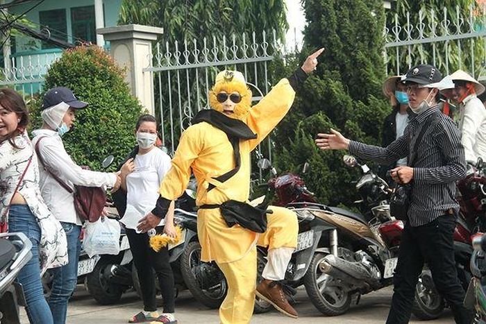Biển người rước kiệu Bà Thiên Hậu, tranh nhau trèo lên mái nhà